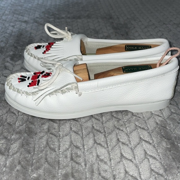 Minnetonka Moccasins White Leather w Red, Black & White Beading. Fringed Tongue - Picture 3 of 10